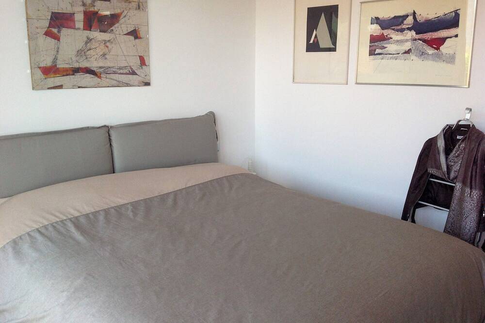 Entire apartment, Spacious, light-flooded 2-room apartment with balcony & beautiful lake view in Maccagno, Maccagno con Pino e Veddasca