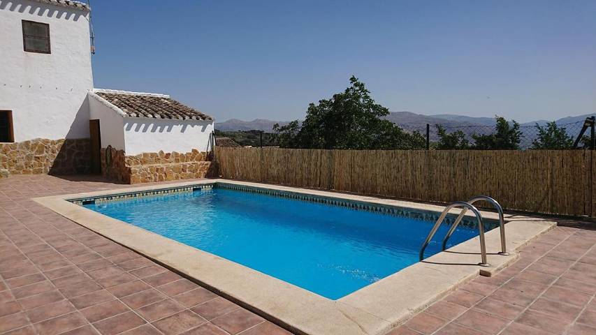 Location de vacances pour 8 personnes, avec piscine ainsi que vue et jardin, animaux acceptés à Loja - 4
