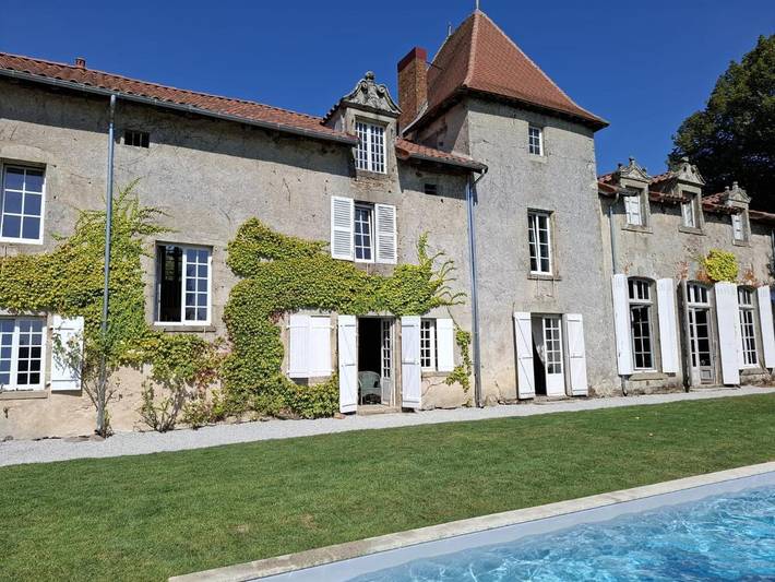 Location de vacances pour 14 personnes, avec jardin ainsi que piscine et vue à Boisseuil