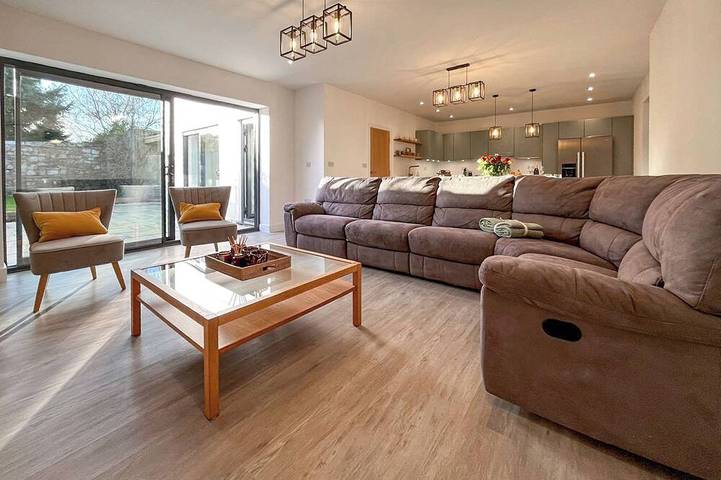 Glamping for 8 people, with pets in Plymouth