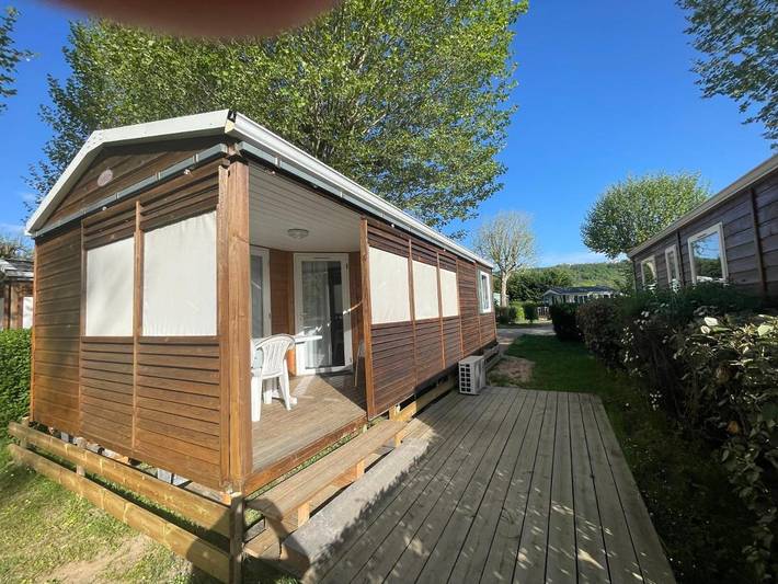 Location de vacances pour 4 personnes, avec piscine ainsi que terrasse et vue, adapté aux familles dans Ébreuil - 2