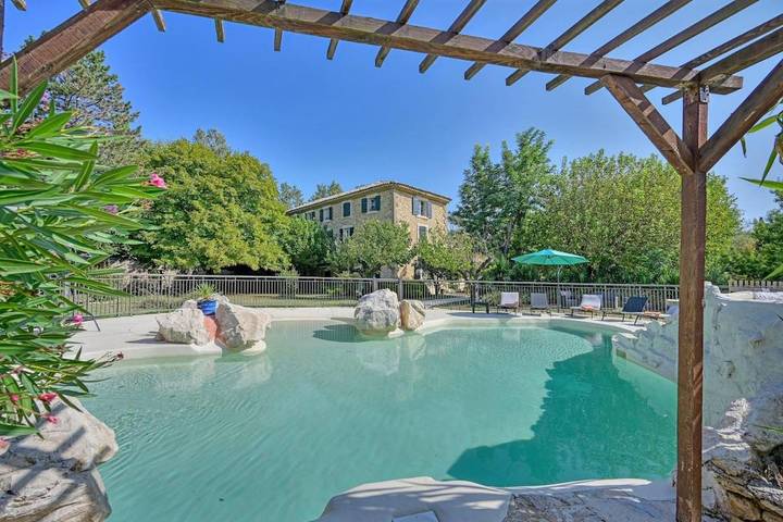 Villa pour 15 personnes, avec sauna et jacuzzi ainsi que jardin et piscine