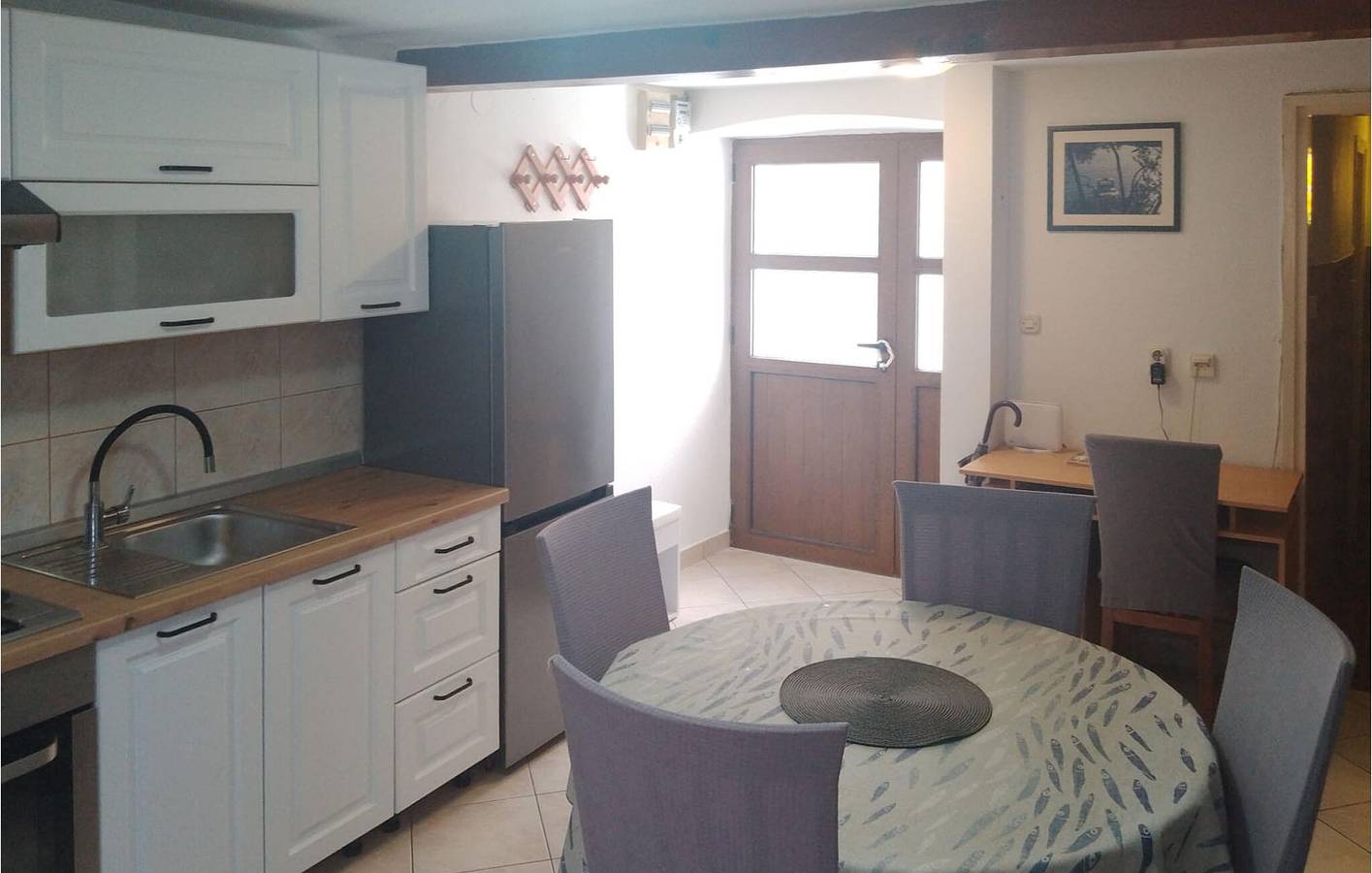 Gemütlich, 2 km von der Küste entfernt: Modernes Apartment mit Terrasse und Parkplatz in Zadar (Kommun), Iz