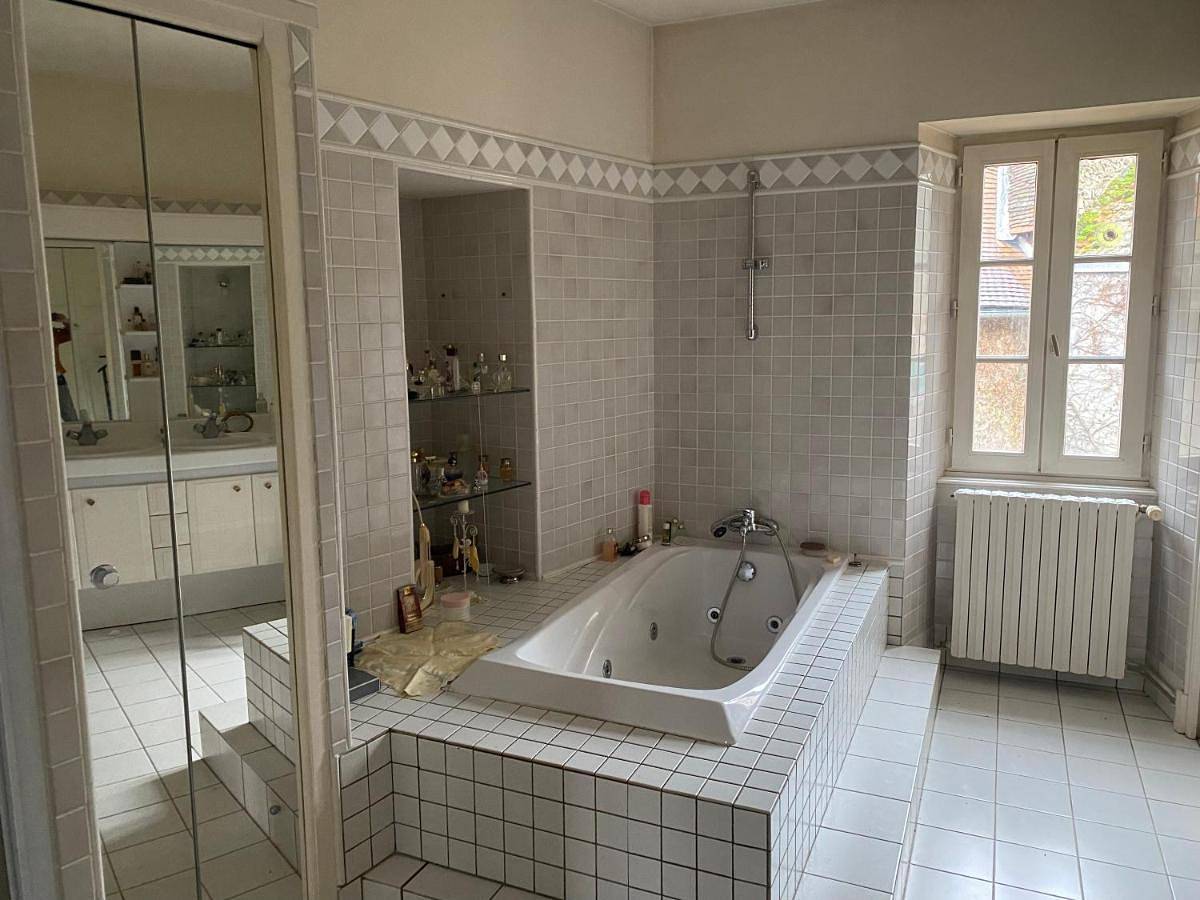 Double Room with Private Bathroom in Chambon-sur-Voueize, Région d'Aubussargues