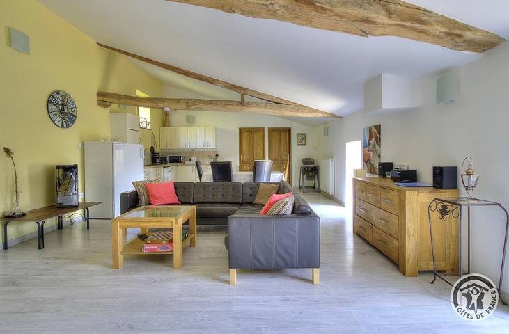 Gîte pour 6 personnes, avec terrasse et jardin à Vernay