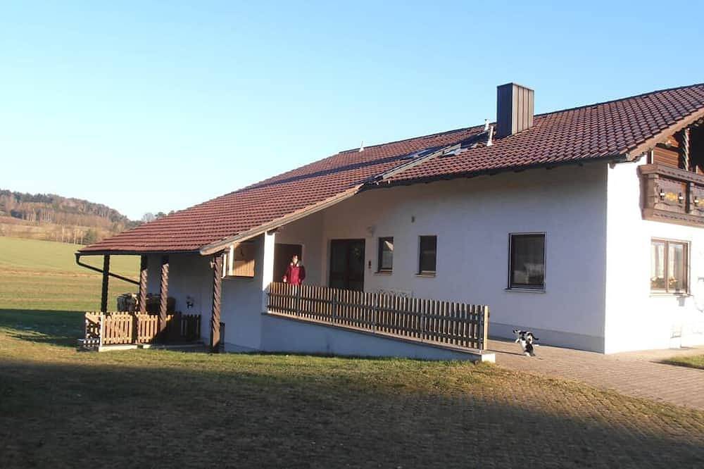 Ganze Wohnung, Geräumige Fewo (115 m2) mit Balkon und Garten - perfekt für Ihren Familienurlaub! in Zandt, Ostbayern