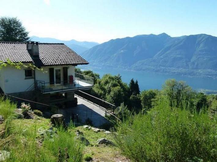 Hütte für 5 Personen, mit Balkon und Garten sowie Ausblick und Seeblick im Ticino