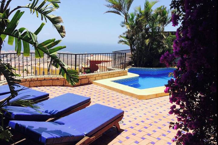 Chalet para 6 personas, con jacuzzi además de jardín y balcón en Chayofa