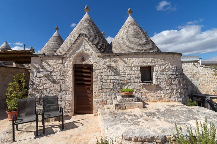 Trullo pour 3 personnes, avec jardin et jacuzzi à Locorotondo