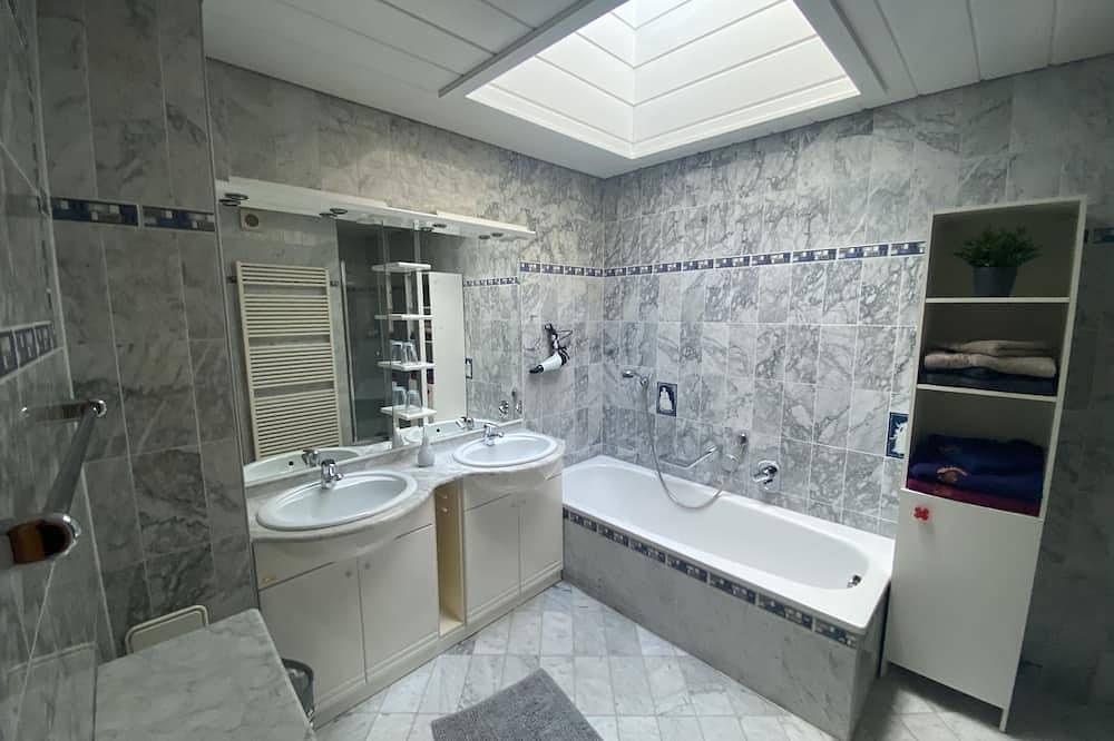 Ferienhaus 80qm, Terrasse, 2 Schlafzimmer, Wohnzimmer, Wlan, Tv, max. 4Personen in Ruhpolding, Bayerische Alpen