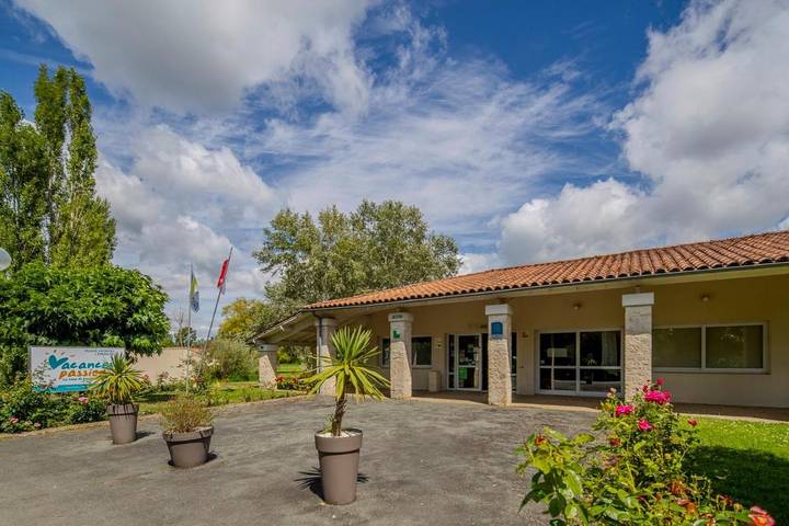 Parc de vacances pour 6 personnes, avec jardin ainsi que piscine et terrasse en Vendée