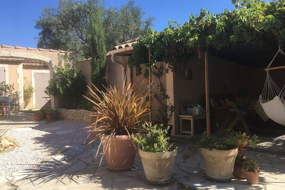 Joli Gite Avec Jardin et Piscine Privatifs Proche Avignon in Jonquerettes, Vaucluse