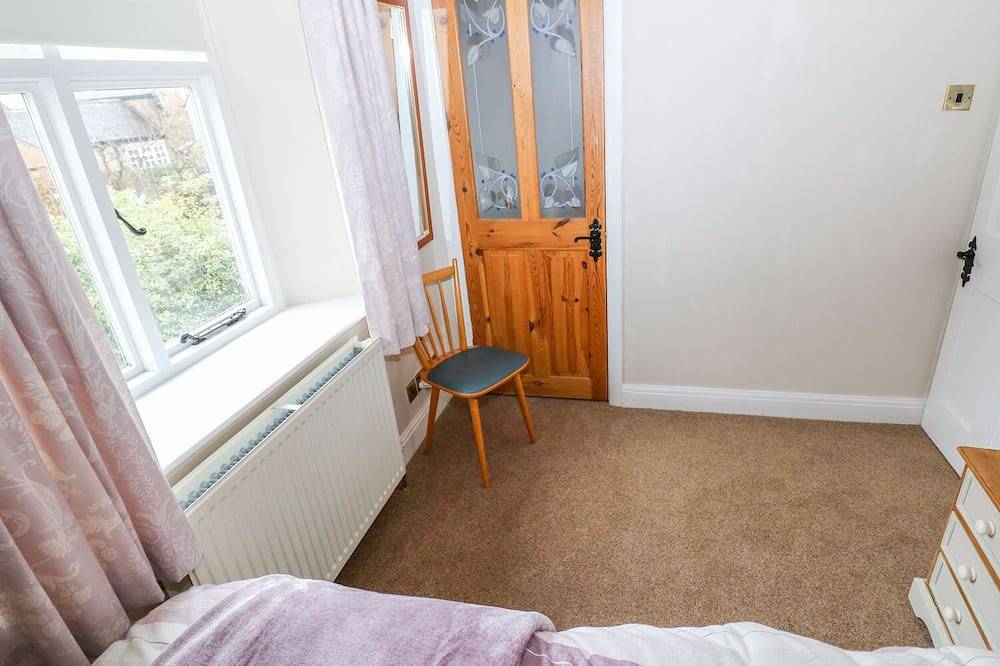 Cutlers Cottage, pet friendly, country holiday cottage in Wirksworth in Wirksworth, Derbyshire