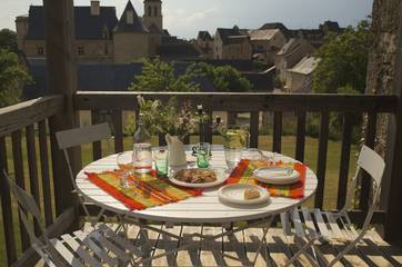 Gîte pour 4 personnes, avec jardin et balcon ainsi que piscine et jacuzzi dans l' Aveyron