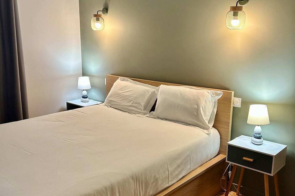 Entire apartment, 2-person air-conditioned 1-bedroom apartment near Aïga Resort Puy de Mercoeur 202 in Châtel-Guyon, Volcans d'Auvergne Regional Nature Park