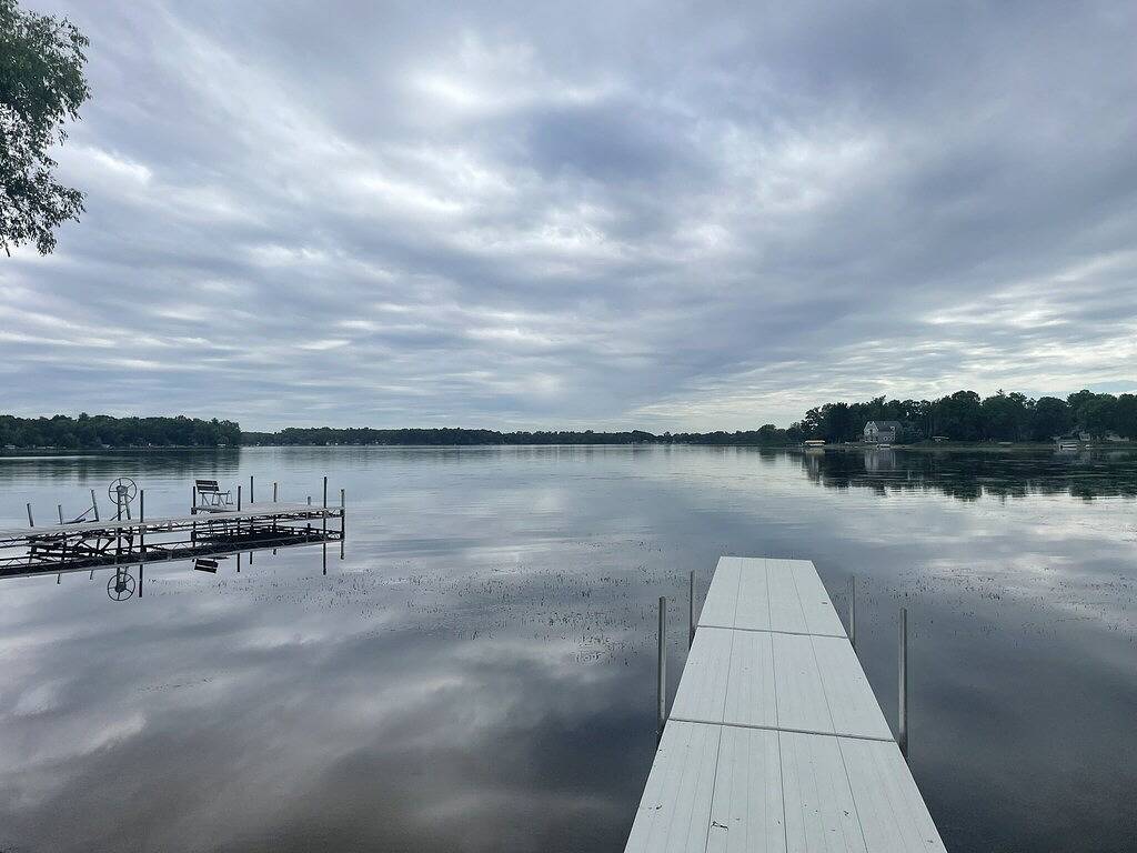 3 Bed Lake House with Balconies and Hot Tub in Chisago County