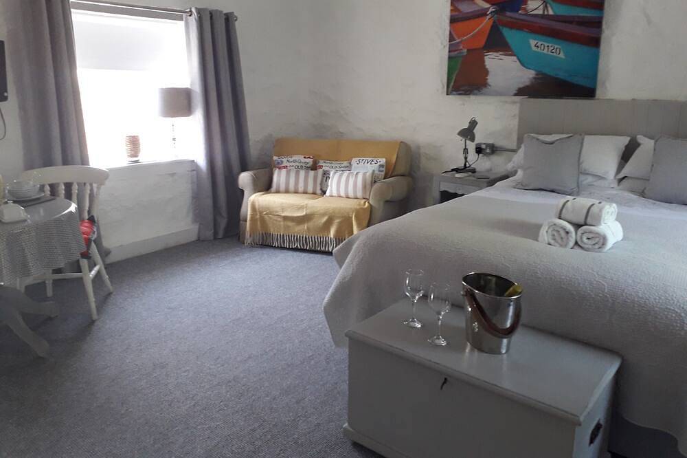 Stylish B & B studio with parking 3 miles from St Ives in Cornwall