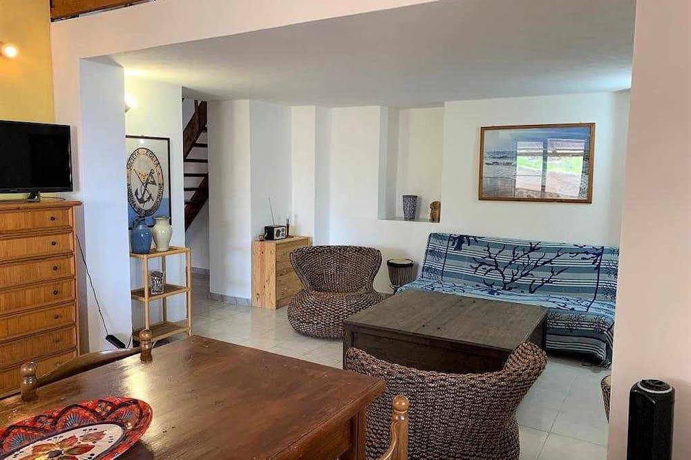 Seaside accommodation, furnished and equipped, within walking distance of the island's living room. in Santa Marina Salina, Salina