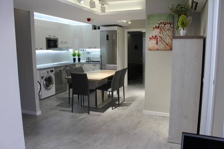 Ferienwohnung für 9 Personen, mit Ausblick und Balkon sowie Pool