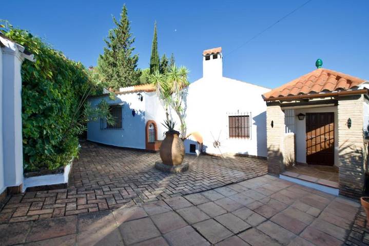Apartamento para 13 personas, con Balcón y Terraza además de Jardín y Piscina en Cazalla de la Sierra