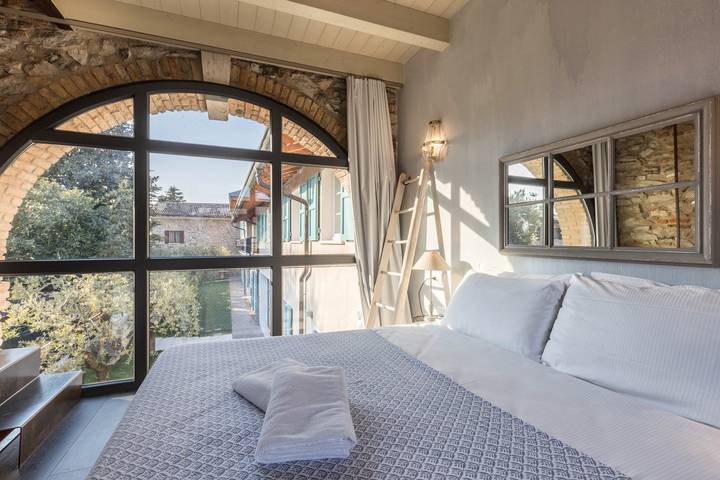 Ganze Wohnung, Ferienwohnung "Torretta" im Wohnturm mit Wlan, Gemeinschaftsgarten & Pool in Rivoltella del Garda, Desenzano del Garda