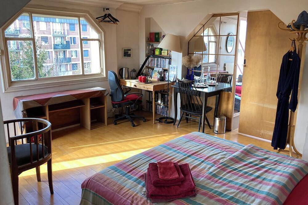 Appartement entier, Chambre, Salle de bains et terrasse dans loft-atelier d'artiste. in Arcueil, Val-de-Marne