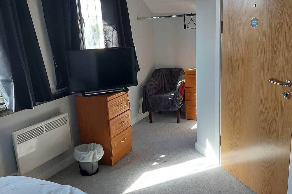 Good sized rooms above a busy pub, short walk in to Town Centre. in Barnstaple, Devon