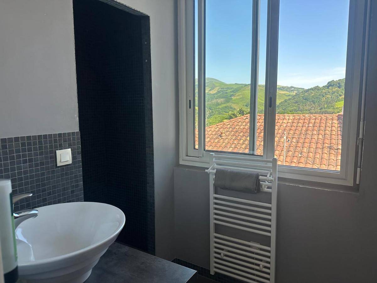 Logis Hôtel & Restaurant La Villa Bleue in Cambo-les-Bains, Région de Bayonne