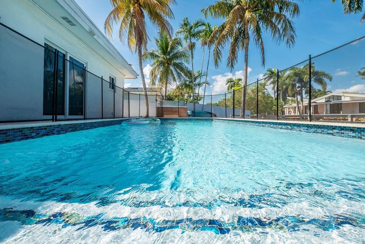 Vacation rental for 11 people, with pool and yard, kid friendly in Aventura FL
