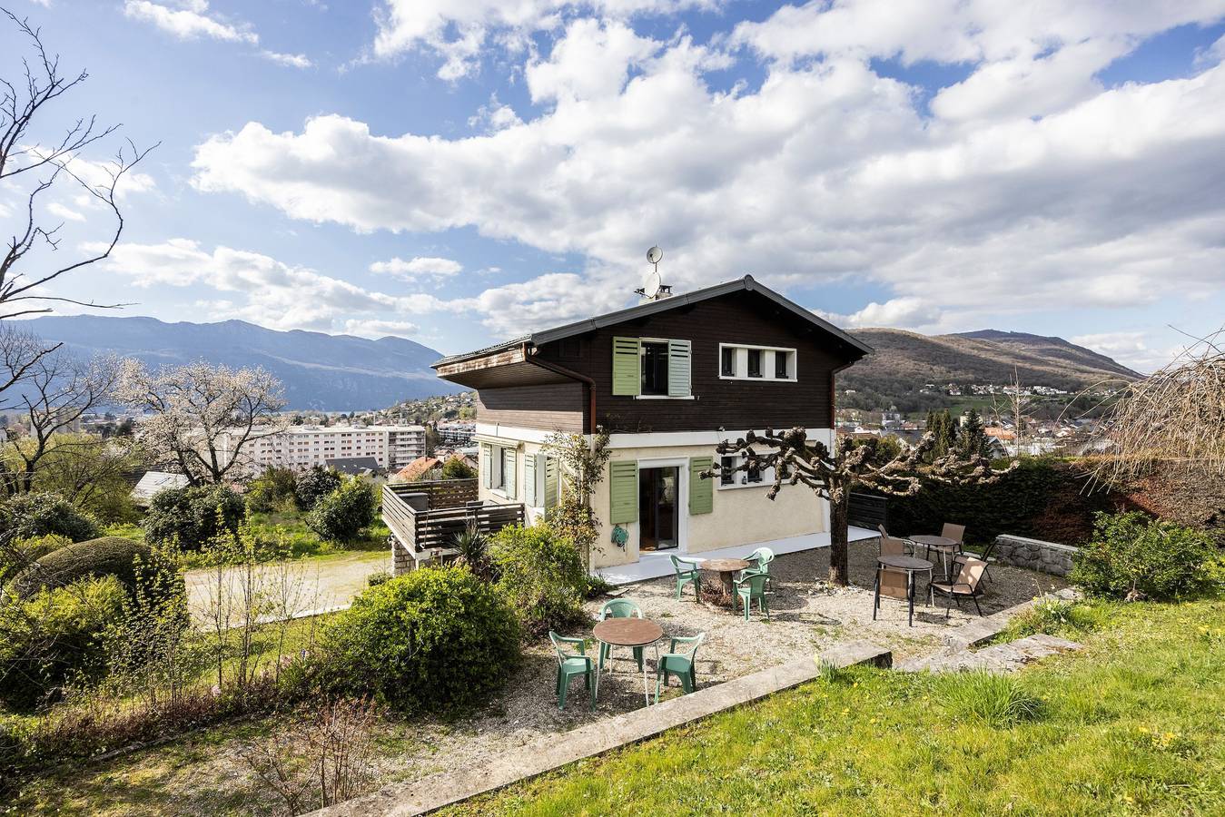 Chalet Les Tourelles mit Blick auf den See, privater Terrasse und Balkon in Aix-les-Bains, Chambéry und Umgebung