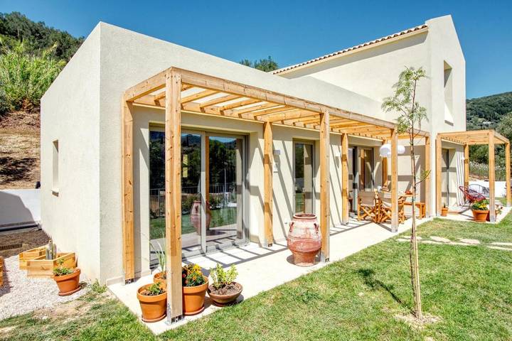 Cottage pour 4 personnes, avec jardin et balcon ainsi que vue et piscine