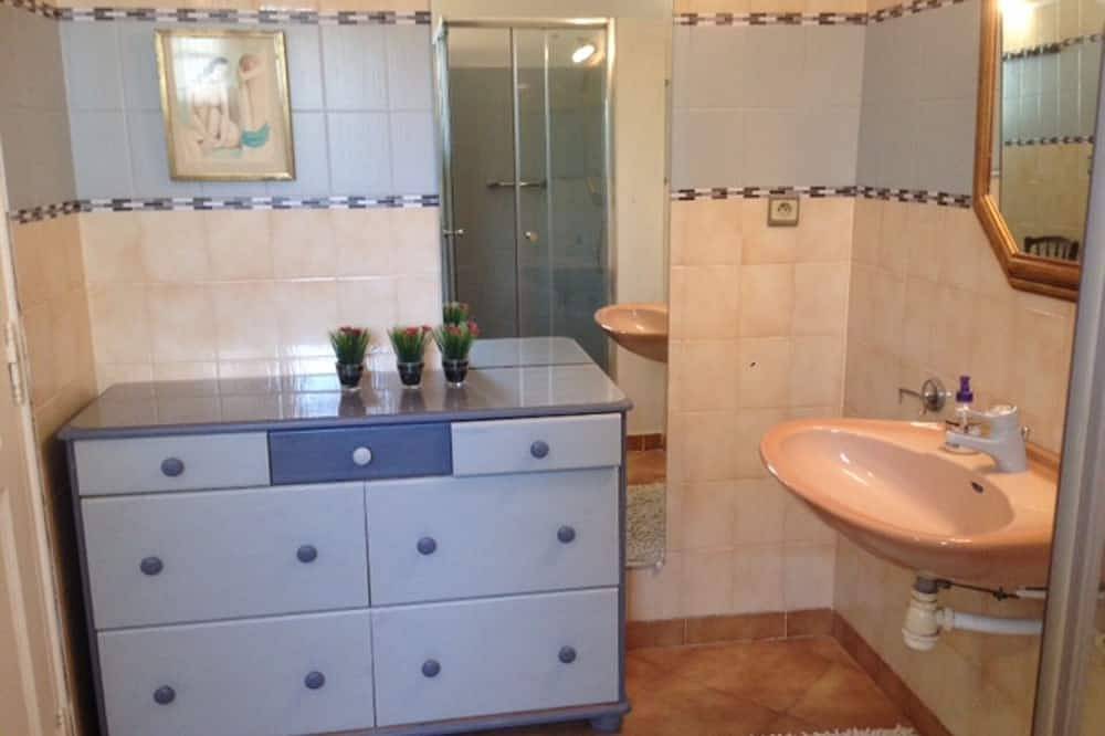 Maison dans villa/piscine, jardin clôturé, animaux acceptés in Montady, Côte d'Améthyste