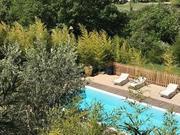Gîte pour 4 personnes, avec jardin ainsi que piscine et terrasse à Barjac