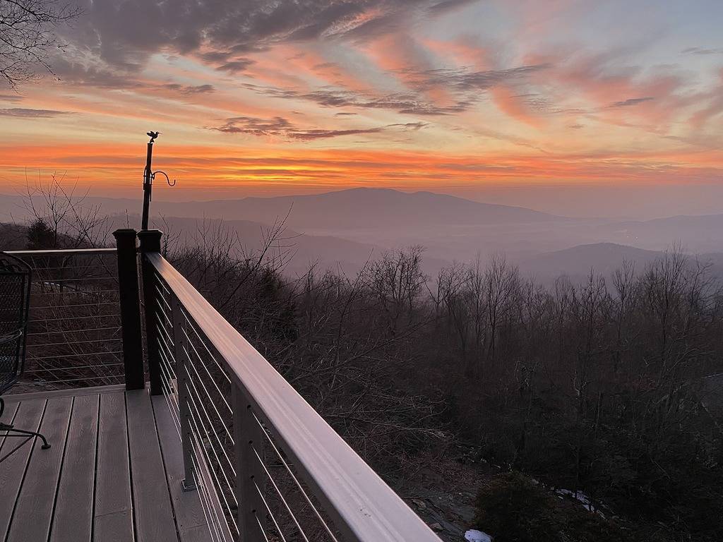 Stunning A-frame w/ hot tub & breathtaking mountain views close to pkwy & hiking in Blue Ridge Parkway, Little Switzerland