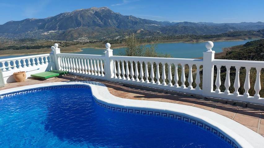 Casa rural para 6 personas, con jardín y piscina además de vistas al lago y vistas en Viñuela - 2