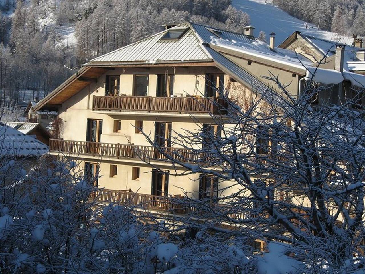 Estudio entero, Estudio cómodo para 3 personas con balcón, piscina y Wi-Fi en Serre Chevalier in Saint-Chaffrey, Serre Chevalier