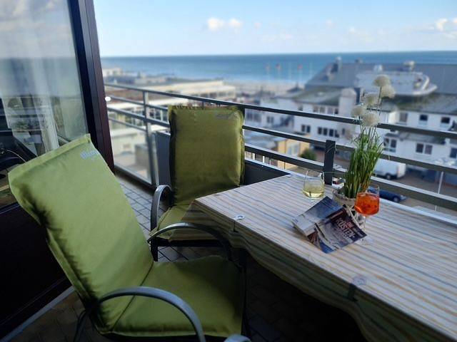 Ganze Wohnung, Moderne Ferienwohnung mit Meerblick und überdachtem Balkon direkt in Grömitz an der Seebrücke. in Grömitz, Ostholstein