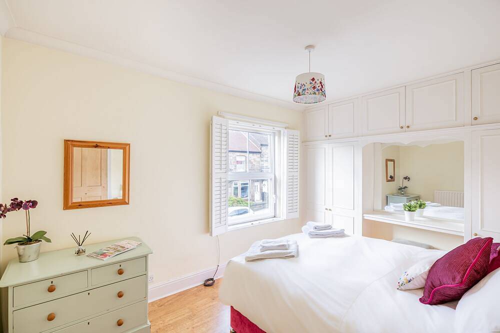 Strayside Cottage Harrogate. Dog friendly. 5 min walk hospital. 15 min walk town in North Yorkshire