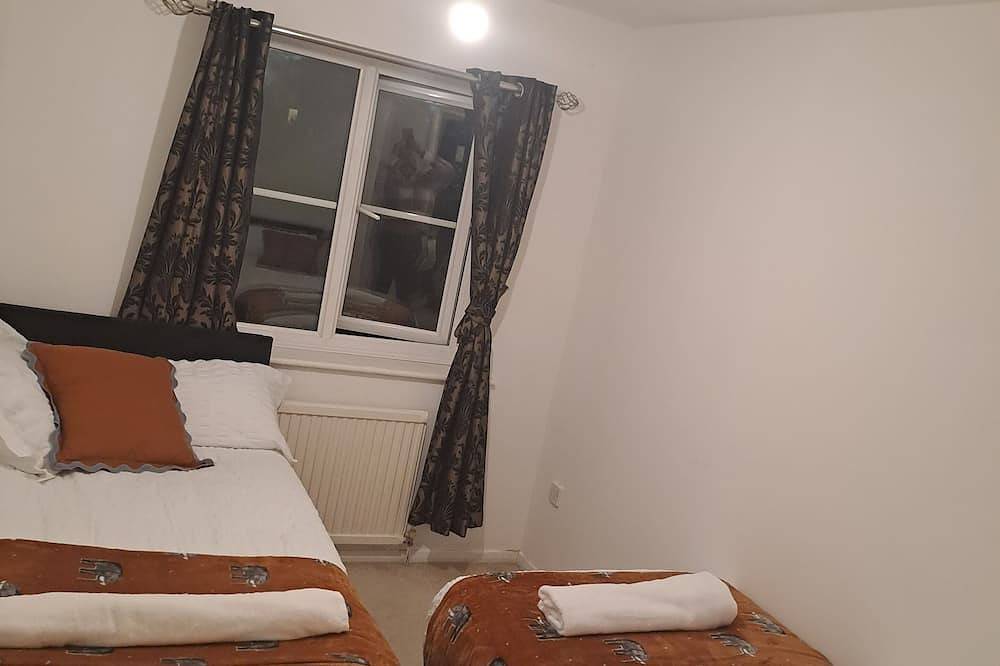 Two-bed house, Dartford. 5 min away from the train station and town centre! in Dartford, Kent