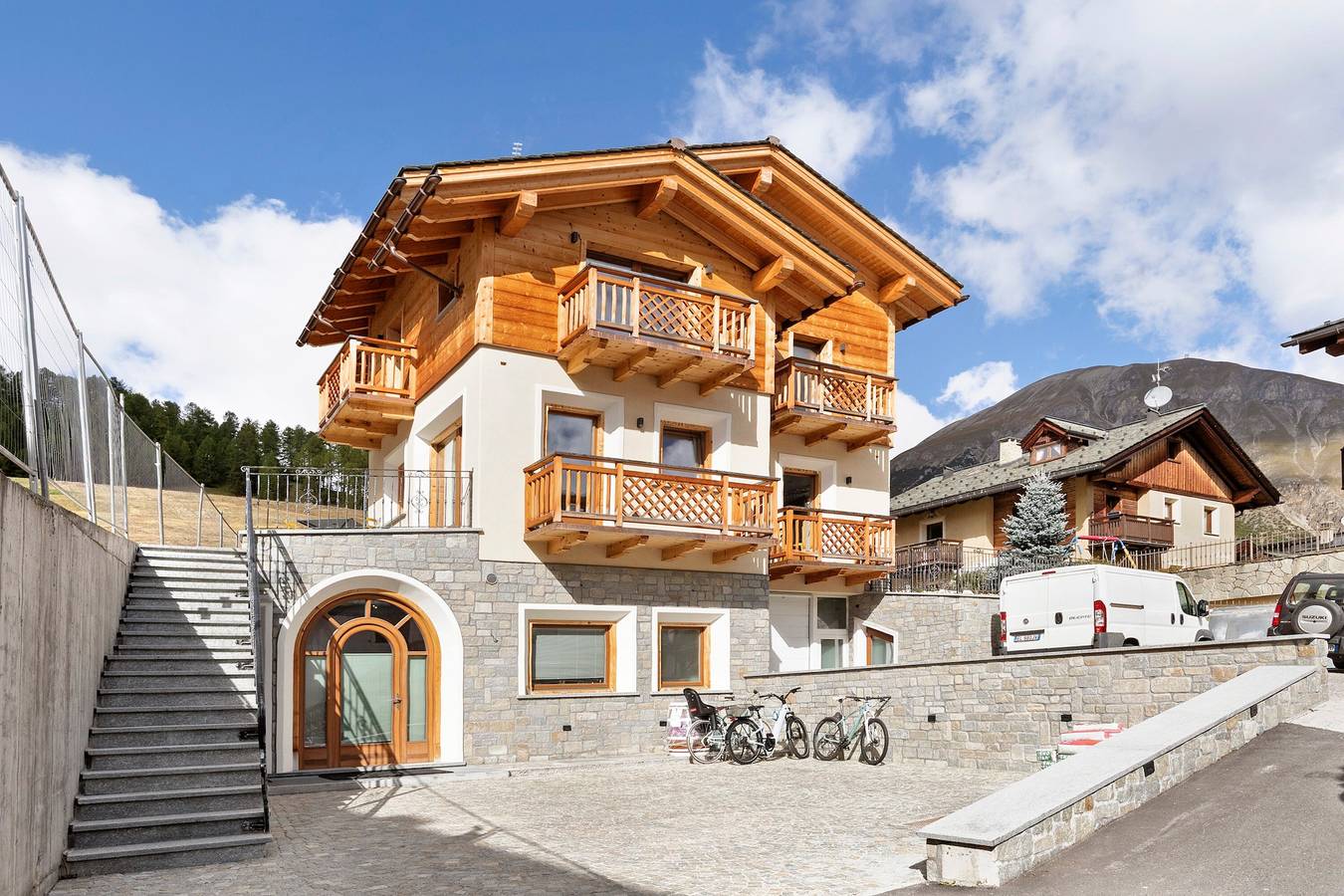 Apartamento entero, Apartamento 'Bait Dal Pa Livigno Roxy Bar' con vistas a la montaña, terraza privada y Wi-Fi in Livigno (Town), Livigno