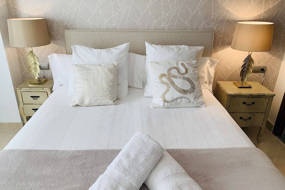 Entire apartment, Marbella Beachside Penthouse in San Pedro de Alcántara, Marbella