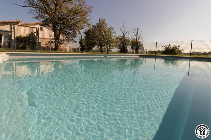 Gîte pour 8 personnes, avec piscine ainsi que jardin et terrasse