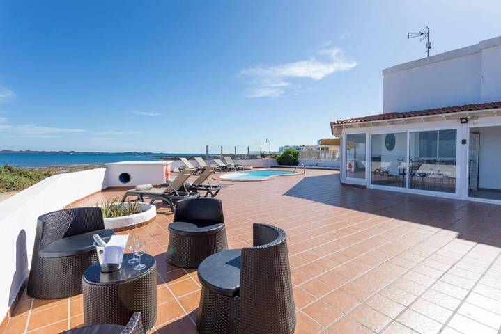 Villa Remos with Beachfront Views, Private Heated Pool, Fast Wifi & Bbq in Corralejo, La Oliva