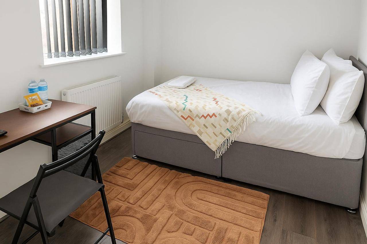 Double Room with Private Bathroom in Coventry, Birmingham Area