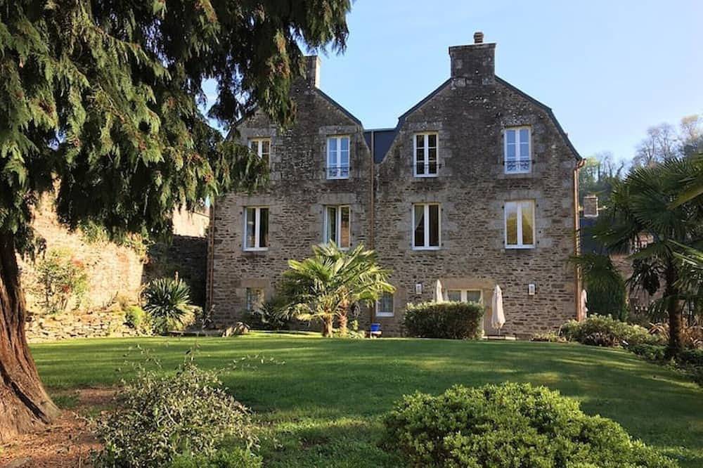 Entire apartment, Brandily - Dinan, Brittany,  Riverside Apartment for Two in Léhon, Dinan
