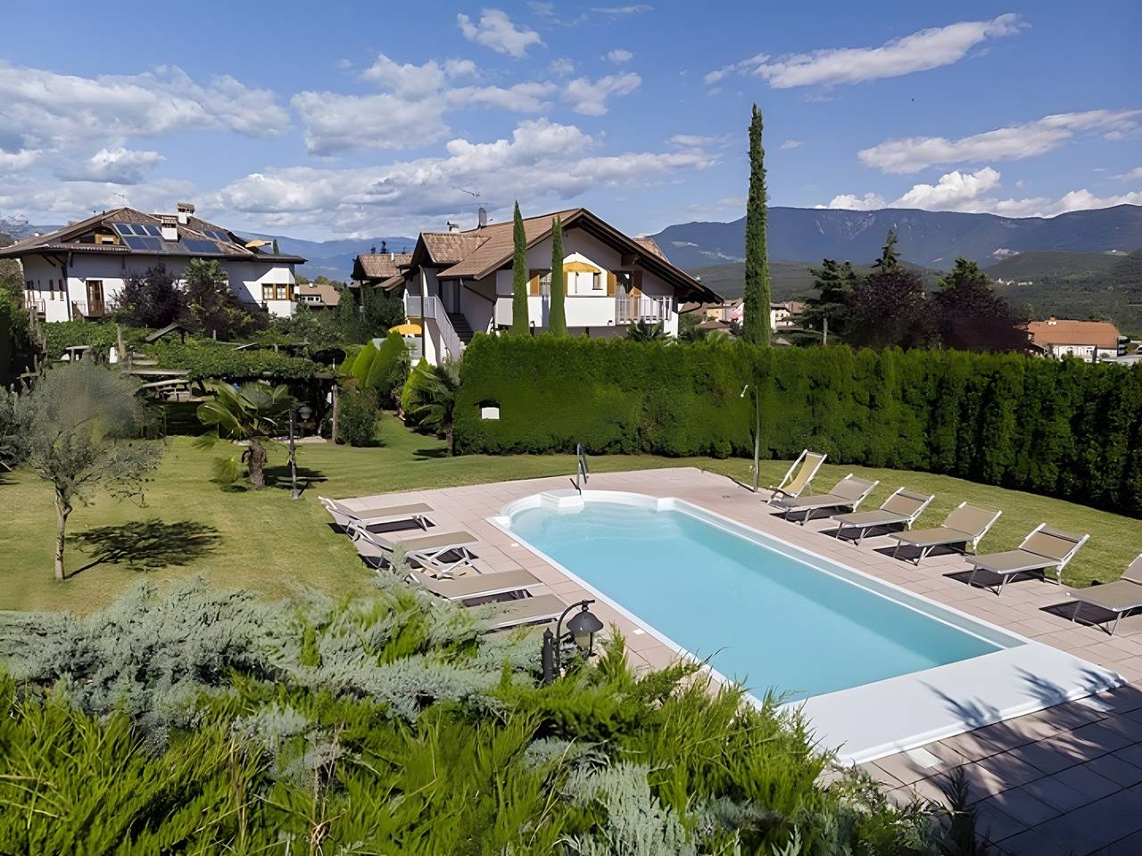 Ganze Wohnung, Ferienwohnung "Stompferhof Mansarde" in Kalterer mit Gemeinschaftspool & Garten in Kalterer See, Kaltern an der Weinstraße