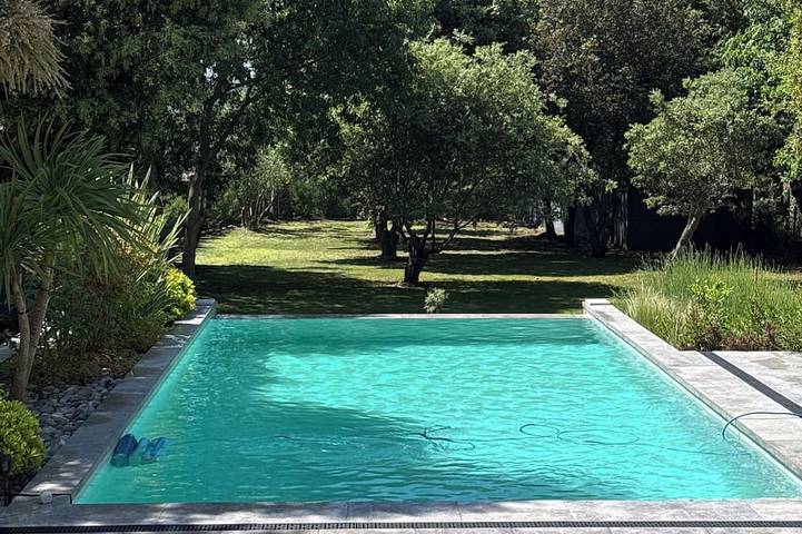 Appartement de vacances pour 2 personnes, avec piscine ainsi que terrasse et jardin à Uzès