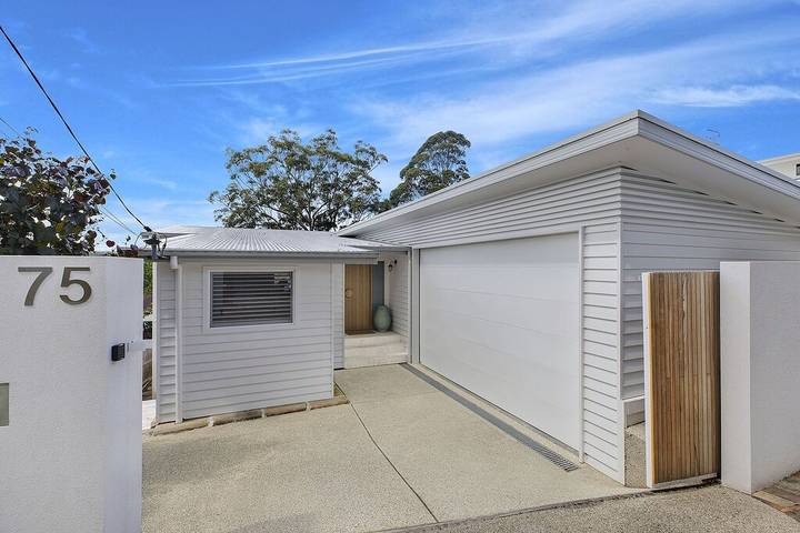 Holiday home for 8 people, with hot tub and balcony in Avoca Beach