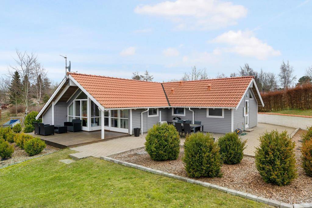 Geräumiges, gepflegtes Ferienhaus mit Whirlpool und Sauna in Strandnähe bei Øer in Øerne, Ebeltoft