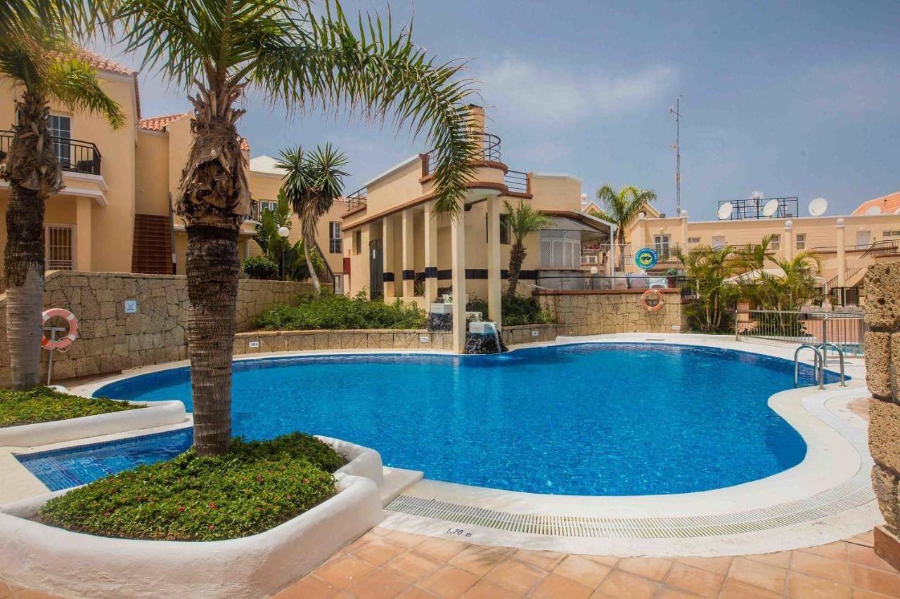 Appart’hôtel pour 10 personnes avec piscine in Playa del Duque, Adeje